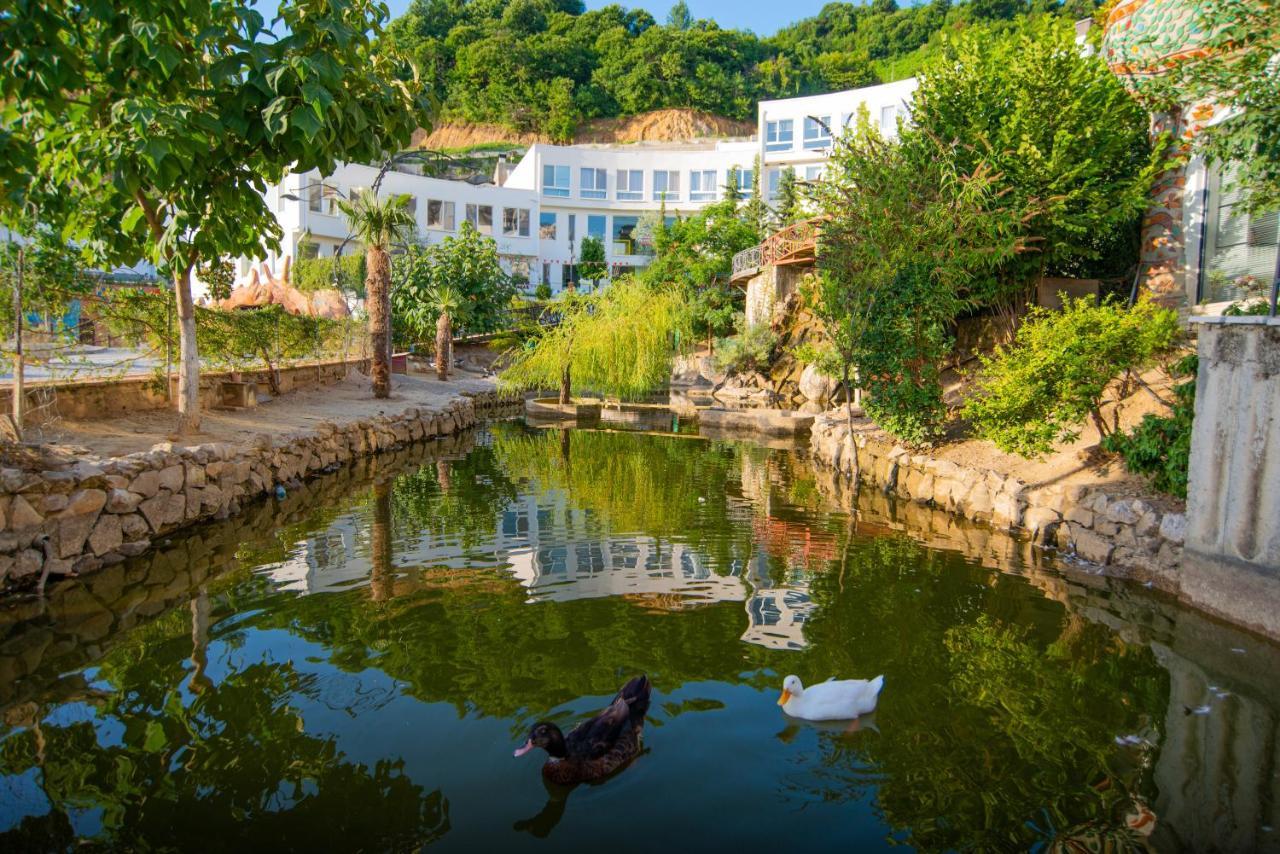 Arka Art Hotel Kashari 외부 사진 The duck pond