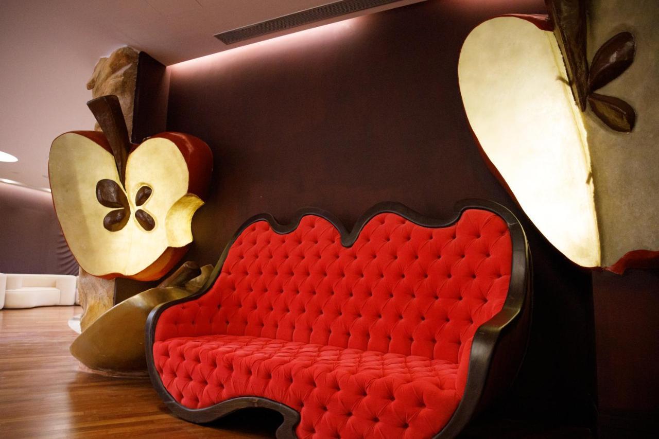 Arka Art Hotel Kashari 외부 사진 The Apple sofa