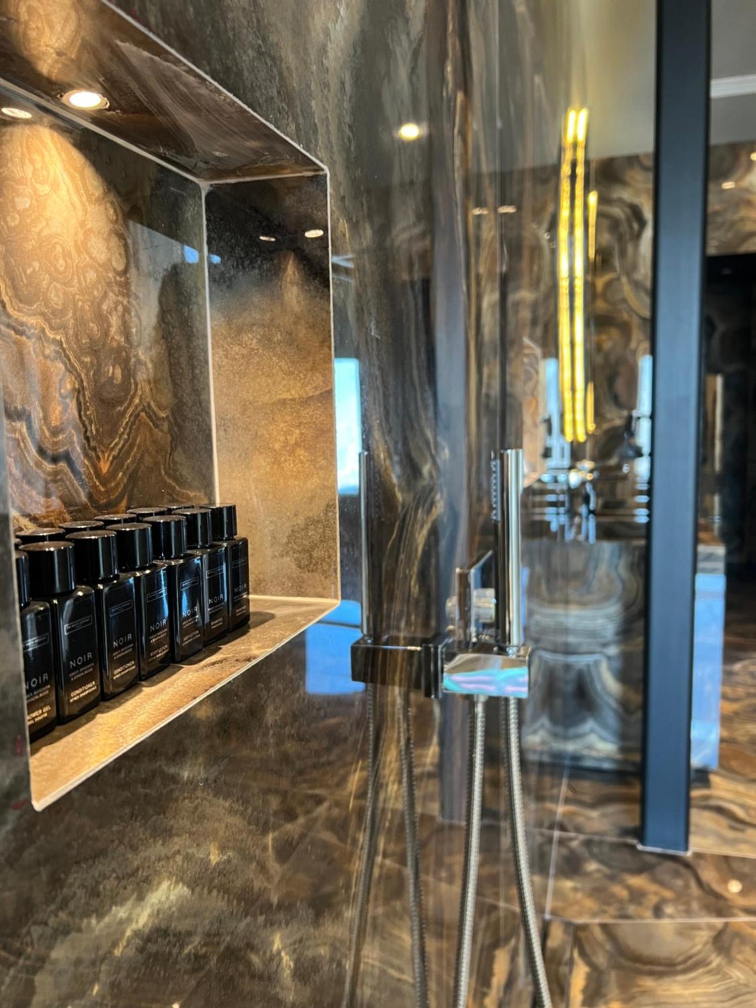 Arka Art Hotel Kashari 외부 사진 A typical shower