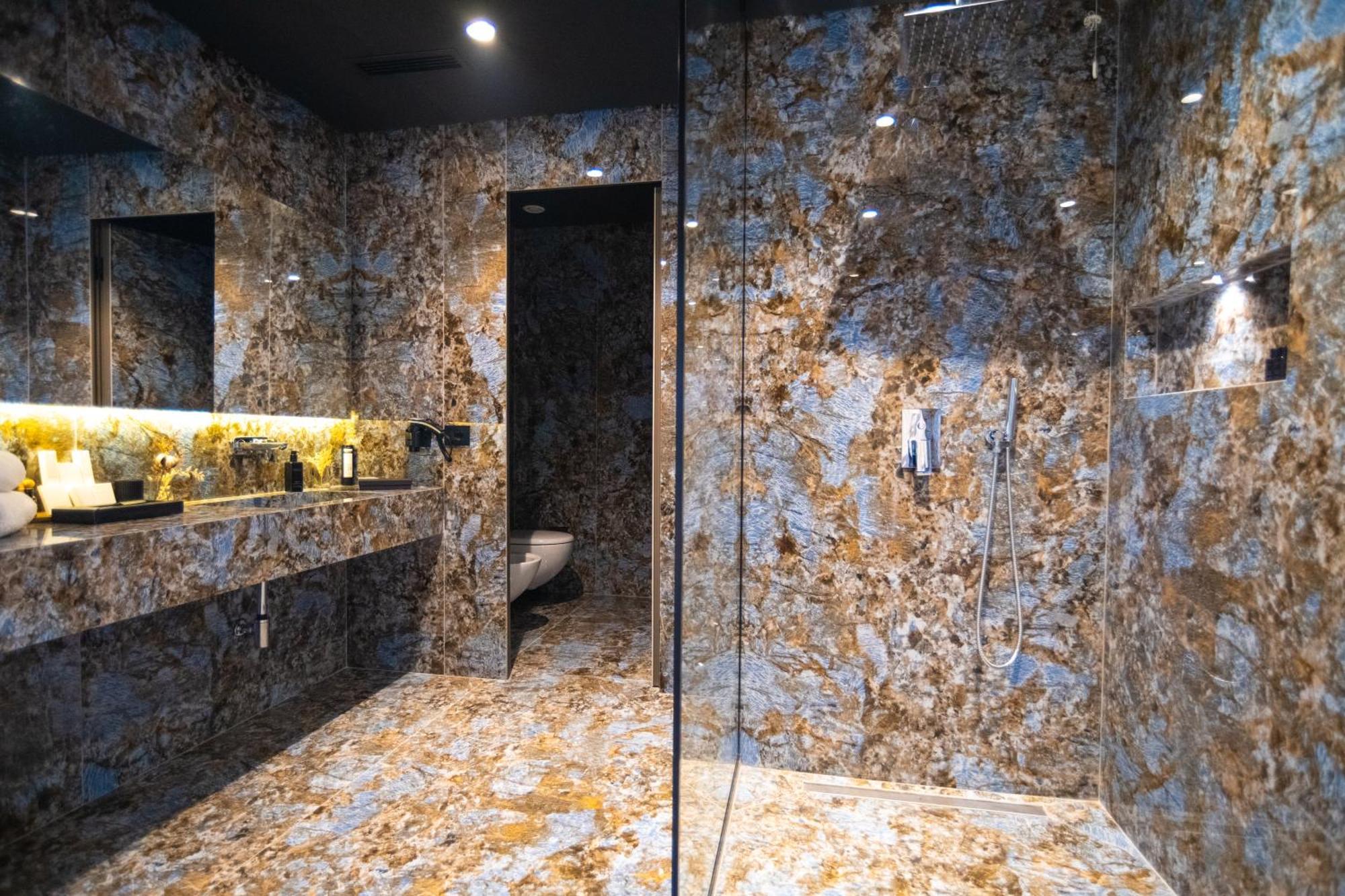 Arka Art Hotel Kashari 외부 사진 Bathroom in the hotel