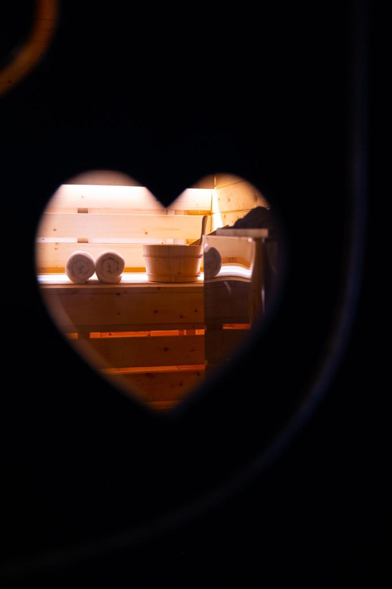 Arka Art Hotel Kashari 외부 사진 A heart-shaped hole in a sauna door