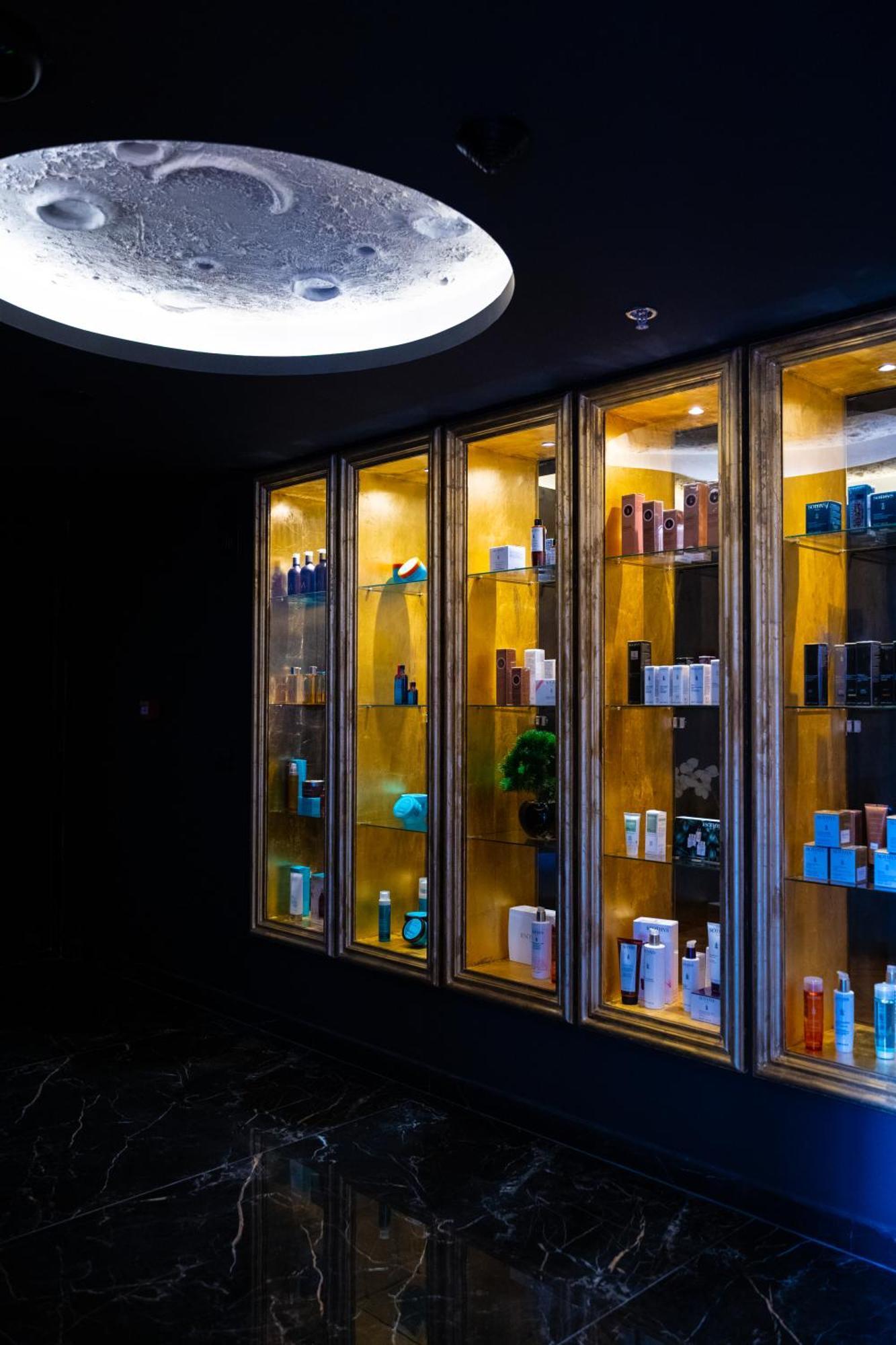 Arka Art Hotel Kashari 외부 사진 A display of products at a salon